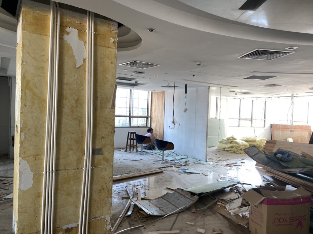 khoan đục tường, Hoàn trả mặt bằng, hoantramatbang.net, Công ty dịch vụ vận tải Thân Thiện 247, Công ty Thân Thiện 247, Công ty vận tải Thân Thiện 247, Công ty Thân Thiện, phá dỡ trần, tháo bỏ cửa kính, tháo bỏ vách kính, tháo bỏ hệ thống dây mạng, tháo bỏ hệ thống đèn trần, tháo bỏ hệ thống điều hòa, tháo dỡ mặt bằng, tháo gỡ sàn gỗ, tháo gỡ thảm trải sàn, tháo lắp máy điều hòa