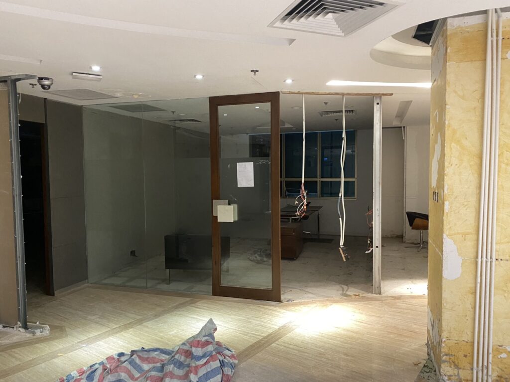 làm lại hệ thống điện, hệ thống điện, hệ thống điện trong nhà, Hoàn trả mặt bằng, hoantramatbang.net, Công ty dịch vụ vận tải Thân Thiện 247, Công ty Thân Thiện 247, Công ty vận tải Thân Thiện 247, Công ty Thân Thiện, phá dỡ trần, tháo bỏ cửa kính, tháo bỏ vách kính, tháo bỏ hệ thống dây mạng, tháo bỏ hệ thống đèn trần, tháo bỏ hệ thống điều hòa, tháo dỡ mặt bằng, tháo gỡ sàn gỗ, tháo gỡ thảm trải sàn, tháo lắp máy điều hòa, hệ thống điện trong nhà máy, hệ thống điện nhà máy, hệ thống điện gồm những gì, hệ thống điện dân dụng, hệ số điện dân dụng, hệ thống điện gia đình, hệ thống điện khách sạn, hệ thống điện nhà 2 tầng
